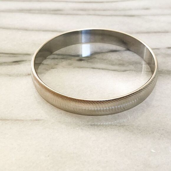 Vintage Monet Bangle Bracelet Etched Silver Retro Mod Classic Minimalist - Picture 1 of 5